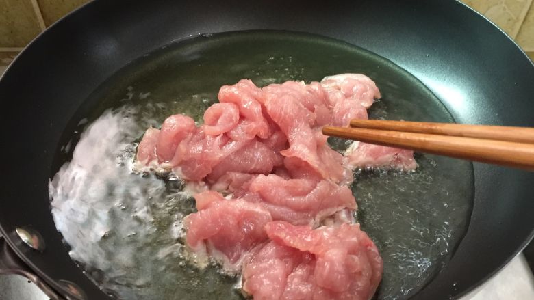 孜然辣肉片, 锅里坐油烧热码入肉片