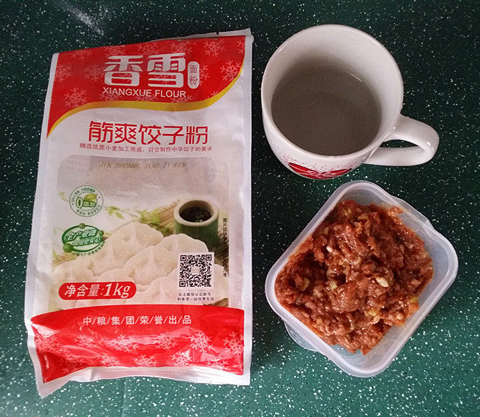 #中式点心#千层肉饼,备好温水、面粉和猪肉馅
猪肉鲜:提前加入葱姜、料酒、老抽、食盐、白糖和五香粉搅拌均匀