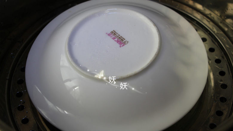小猪水蒸蛋,冷水上锅蒸,水开后用中火蒸7分钟,蒸蛋的时间要根据鸡蛋的大小和容器的深度适当增减。蒸的时候盖上盖子,我用了一个盘子,没有合适的用保鲜膜蒙上都可以的。