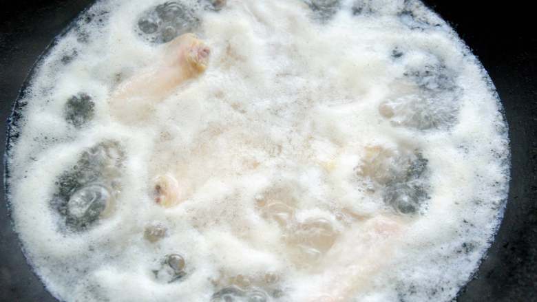红烧鸡翅 家宴上不可缺席的一道美味 红亮诱人的秘诀在于糖色,水烧开后煮1分钟,把大的浮沫撇一下,可以看出,再新鲜的鸡翅里面还是有血沫和杂质的,不焯水的话这些东西都被吃进肚子里了。