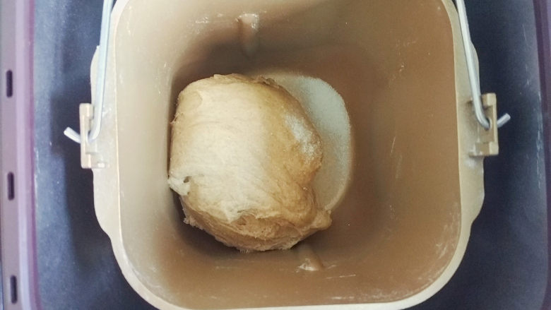 黑麦核桃红糖吐司,再倒入盐,揉止看不到盐颗粒为止,大概5-6分钟