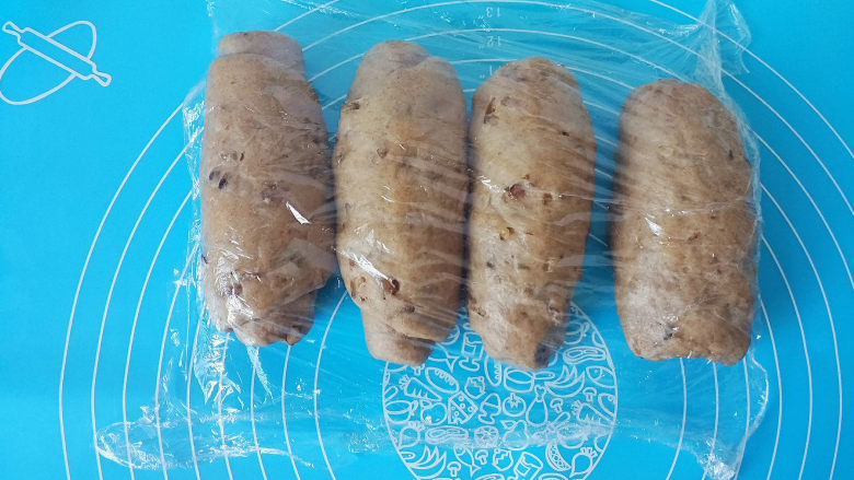 黑麦核桃红糖吐司,四个卷盖上保鲜膜,静置15分钟