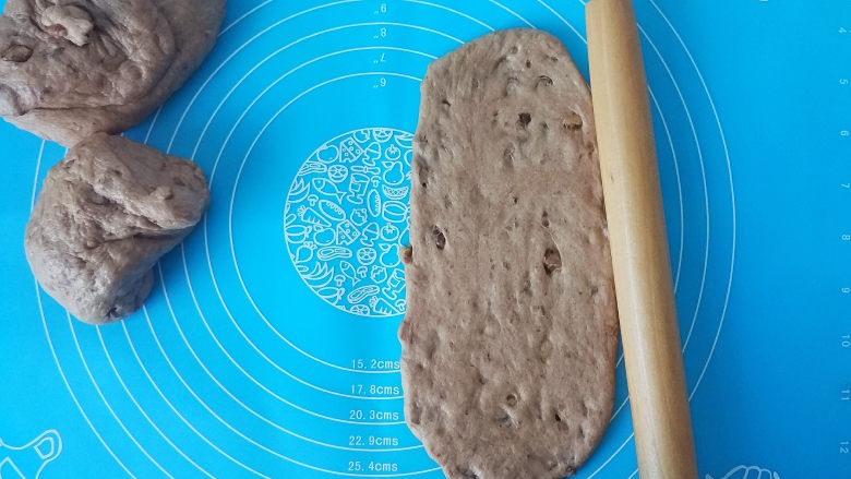 黑麦核桃红糖吐司,把面团拿出排气,分割四块,擀出长条,卷回来