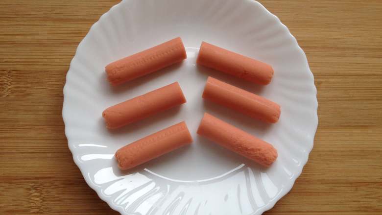 木乃伊火腿肠,把<a style='color:red;display:inline-block;' href='/shicai/ 437'>火腿肠</a>从中间切开,这样就成了6根