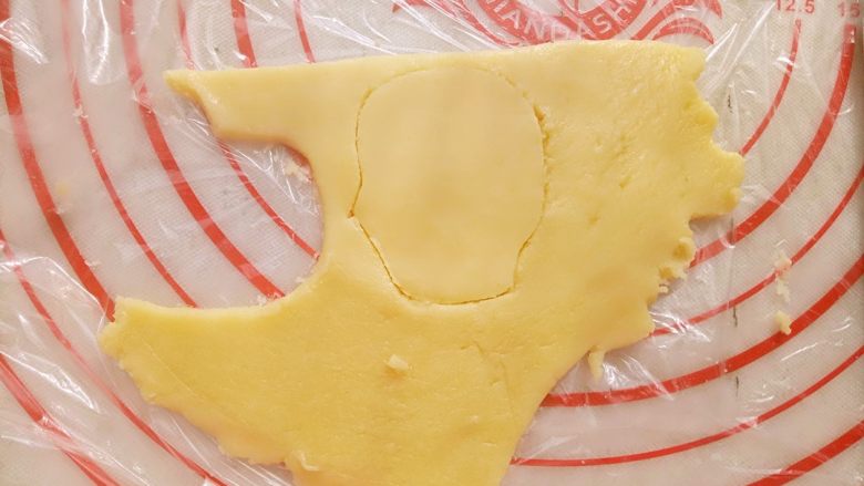 万圣节糖霜饼干,取出面团后用擀面杖擀成0.3CM厚,然后用小刀(或者饼干模具)划出自已需要的形状。