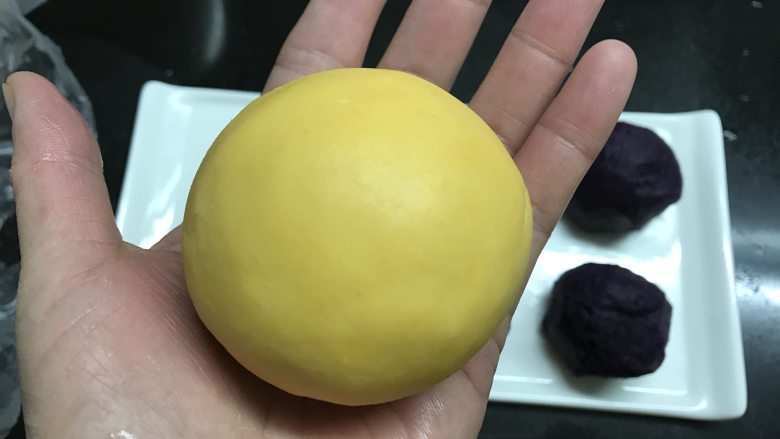 #中式点心#万圣南瓜,收紧收口,搓圆。