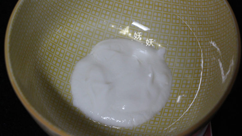 酸奶溶豆,酸奶加入碗中,我用的自制的无糖酸奶,酸奶制作很简单,买几包菌粉加入纯牛奶恒温发酵就成了,喜欢给孩子吃酸奶的建议不要常吃超市里的盒装酸奶,太甜了,全是添加剂。