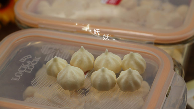酸奶溶豆,烤好纹路也非常漂亮,烤好以后取出马上装入容器密封起来,不然接触空气很容易疲软掉,装入保鲜盒后能保持很长时间。
