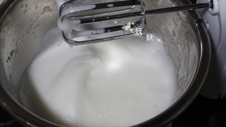 酸奶溶豆,打至出现轻微的纹路,再加5克糖进来。