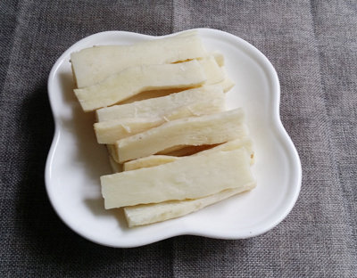 酥炸怀山药,取出去皮切成段