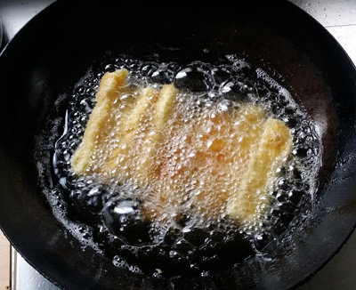 酥炸怀山药,下温油中炸金黄色