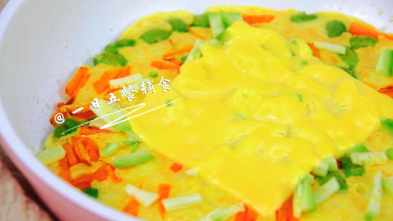 蔬菜奶酪米饭煎饼 宝宝辅食,鸡蛋+毛豆+西葫芦+胡萝卜, 出锅啦。有饭有面,有菜有芝士。喜欢肉的小盆友,还可以把肉提前炒熟,最后和奶酪一起加入。