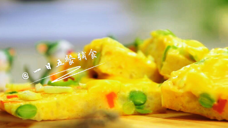 蔬菜奶酪米饭煎饼 宝宝辅食,鸡蛋+毛豆+西葫芦+胡萝卜,利用剩米饭的同时,也得到了更多的膳食纤维和钙,面糊中的水分传给米饭,使剩米饭变得不再干硬,同时又保有弹性,口感上与面糊,蔬菜相映成趣。