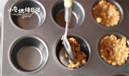 原来这是一只营养美味又可食用的碗,模具抹一层融化的黄油或者玉米油,方便拿出来,如果是不沾的模具可以不涂。一大勺燕麦混合物(可用速食燕麦,不是生的哦),整理成杯子状。