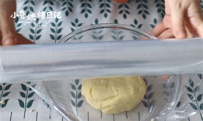 这样美味的下午茶比撒狗粮更能甜到你,成为一个光滑的面团,用保鲜膜包住放冰箱静置30分钟。