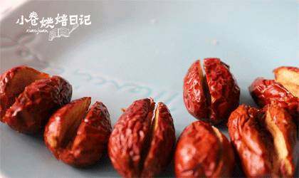 吃一口就会爱上的“心太软”糯米枣,枣子用剪刀剪开,挖去核。