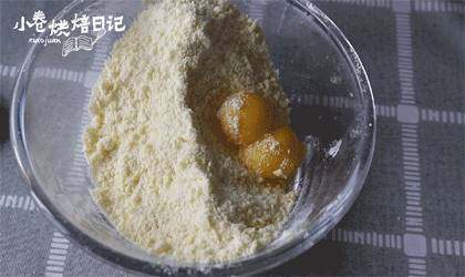 视频|蜘蛛南瓜派,开启你的万圣节搞怪之旅,加入两个<a style='color:red;display:inline-block;' href='/shicai/ 15'>蛋黄</a>和成面团。