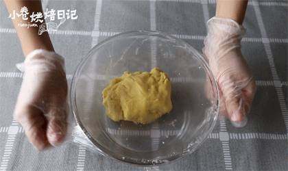 视频|蜘蛛南瓜派,开启你的万圣节搞怪之旅,面团揉至光滑,用保鲜膜包好,放入冰箱冷藏30分钟。