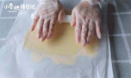 视频|蜘蛛南瓜派,开启你的万圣节搞怪之旅,面团从冰箱拿出后擀成0.5CM的圆形面片,放在派盘中,边缘和底部用手压实,用擀面杖擀去边缘多余的部分。