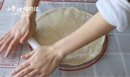 网红奶酪包终于来报道啦,每一口都是满足的味道,再将面团排气整形后,擀成圆形。把底部慢慢包好!最后收口捏紧!