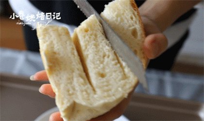 网红奶酪包终于来报道啦,每一口都是满足的味道,烤好的面包,脱模放凉!放凉的乳酪包从中间切两刀(十字刀)即为4块,每块中间切两刀,抹上奶酪馅,表面粘上奶粉就可以吃啦!