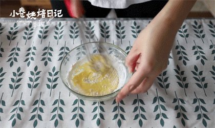 没有什么比蓝天白云更让人欣慰的了,制作白色部分,蛋糊中筛入低筋面粉,搅拌均匀。