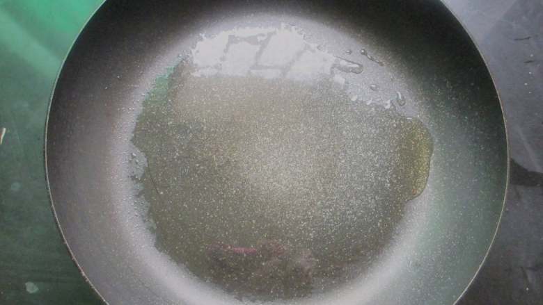 韩式豆芽饼 ,锅烧热,倒入一勺油