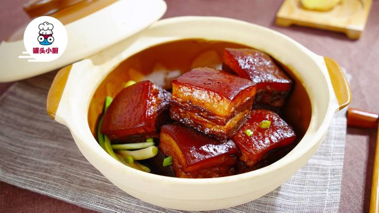 一招炖出不腻东坡肉,盛出五花肉,淋上炖肉汤汁,香喷喷的东坡肉就做好啦!