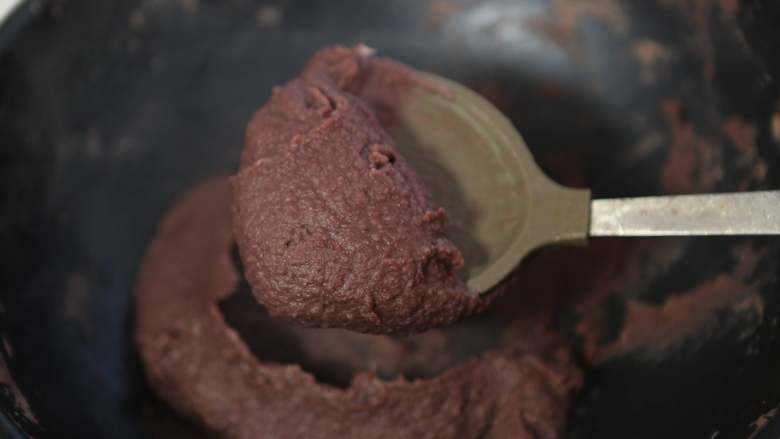 自制红豆沙,炒至糊状,红豆沙馅就做好了