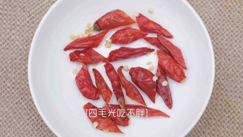 干煸四季豆,将<a style='color:red;display:inline-block;' href='/shicai/ 86474'>干辣椒</a>切成小段;