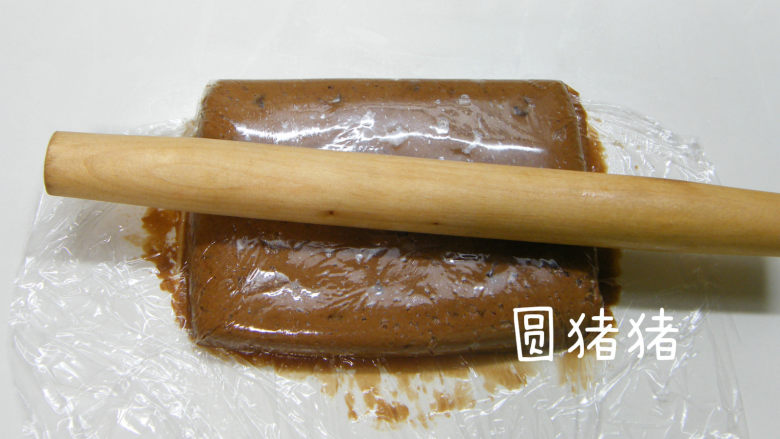 巧克力脆棒,将保鲜膜对折包住面团,用擀面棍擀成长方形。