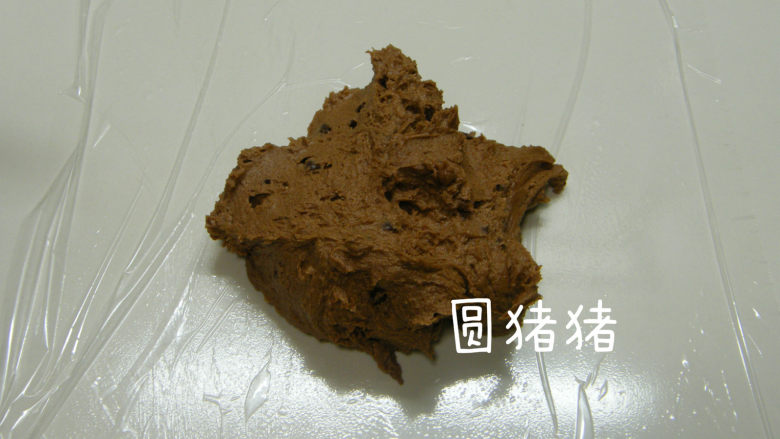 巧克力脆棒,取一张保鲜膜平铺在台面,将混好的面糊放在保鲜膜上。