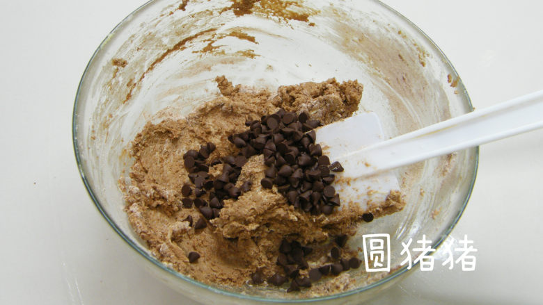 巧克力脆棒,用橡皮刮刀翻拌均匀后,加入<a style='color:red;display:inline-block;' href='/shicai/ 123671'>巧克力豆</a>。