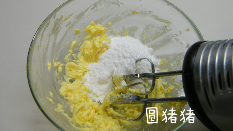 巧克力脆棒,<a style='color:red;display:inline-block;' href='/shicai/ 887'>黄油</a>室温软化后,先用电动打蛋器低速搅散,加入细砂糖先手动将糖油拌匀,再用低速,转中速打至膨发。