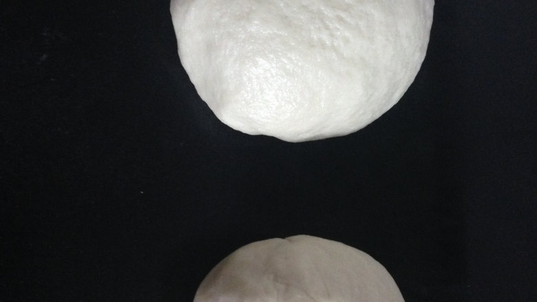 #中式点心#苏式鲜肉月饼,分别把油皮和油酥揉成面团,油皮室温松弛,油酥包保险膜放冰箱冷藏。