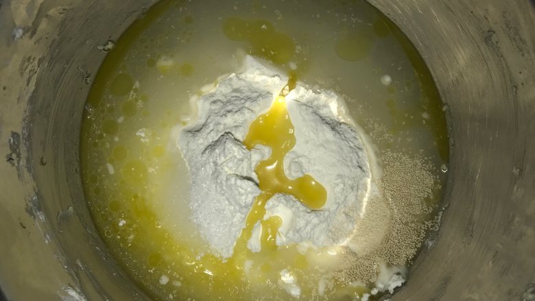 菠萝包,高粉,蛋液,糖,奶粉,盐,酵母,水放一个盆里,拌匀饧15分钟