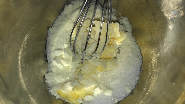 菠萝包,做酥皮,黄油提前软化,加入沙糖打至黄油发白