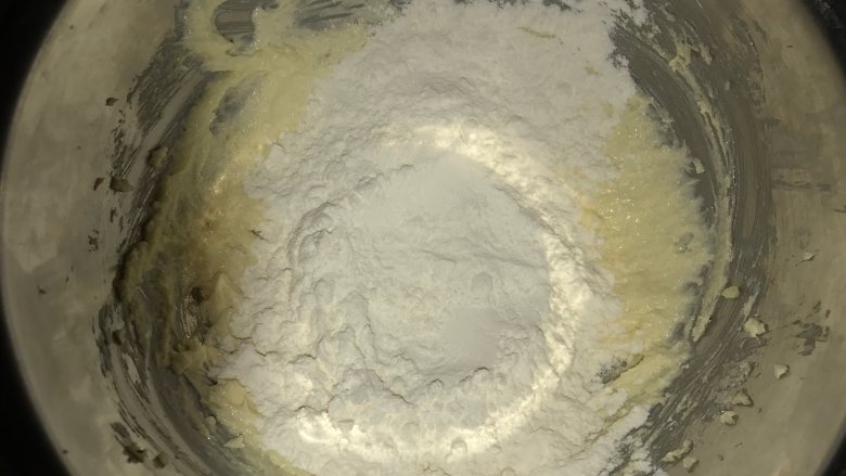 菠萝包,筛入低粉,拌匀至无颗粒
