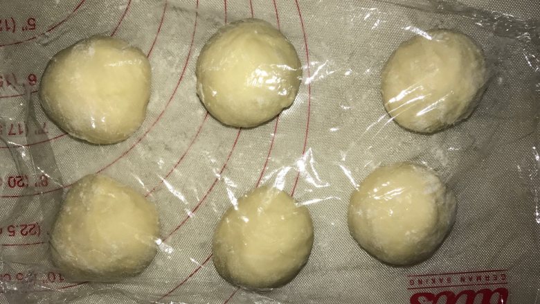菠萝包,面团发酵好后用手掌排气,再次揉圆,分成6份滚圆醒15分钟