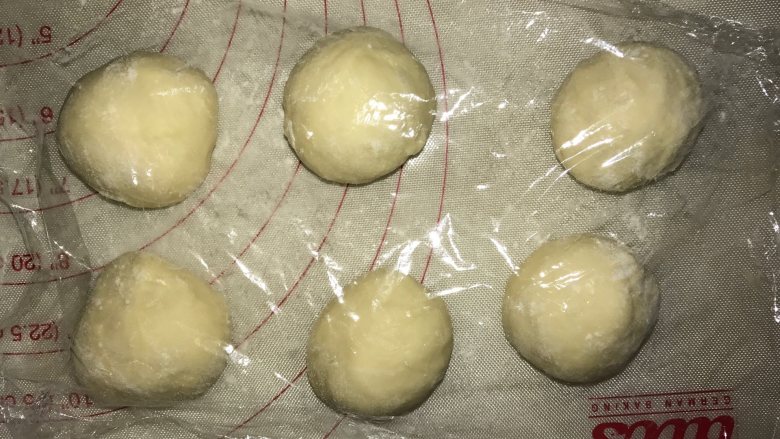 菠萝包,面团发酵好后用手掌排气，再次揉圆，分成6份滚圆醒15分钟