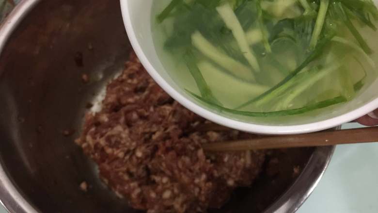 咸蛋黄鲜肉月饼,加入适量葱姜水,分次加入拌匀