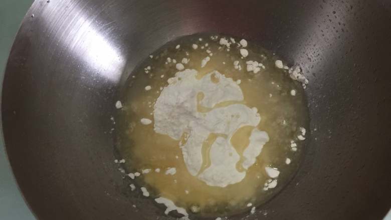 咸蛋黄鲜肉月饼,制作油酥:120克低粉加入60克猪油拌匀