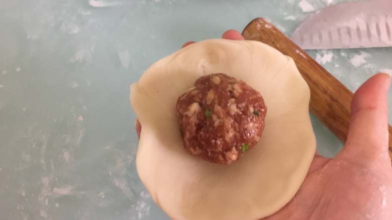 咸蛋黄鲜肉月饼,用擀面杖压扁擀大,包上准备好的馅