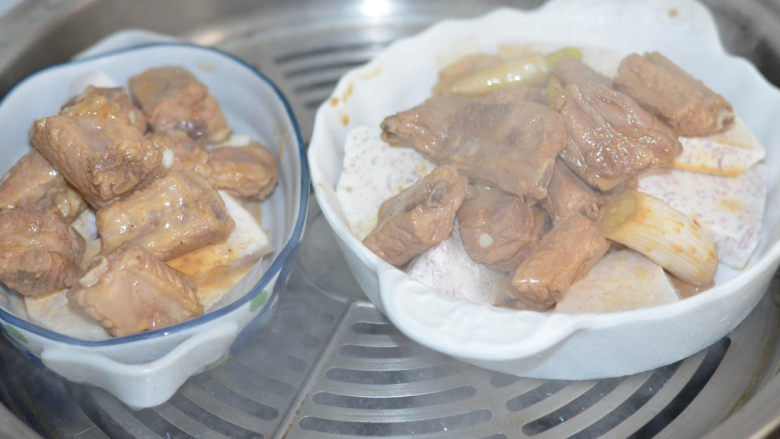 香芋蒸排骨,不用油也香喷喷的,上笼蒸上,加足水,水开后计时,蒸30分钟以上。