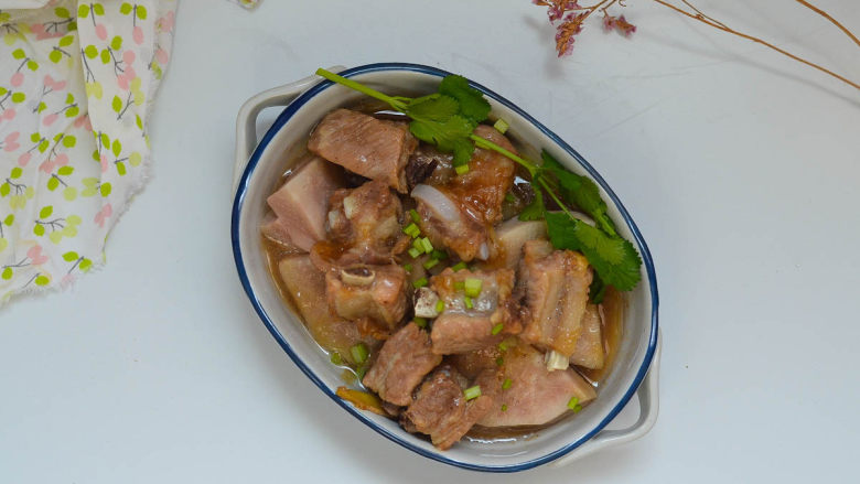 香芋蒸排骨,不用油也香喷喷的,用香菜碎或者小葱碎点缀即可上桌。