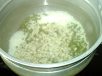 绿豆薏米粥,锅中加适量清水,倒入所有用料