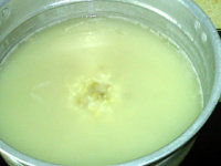 绿豆薏米粥,煮至米粒软烂,绿豆开花,关火