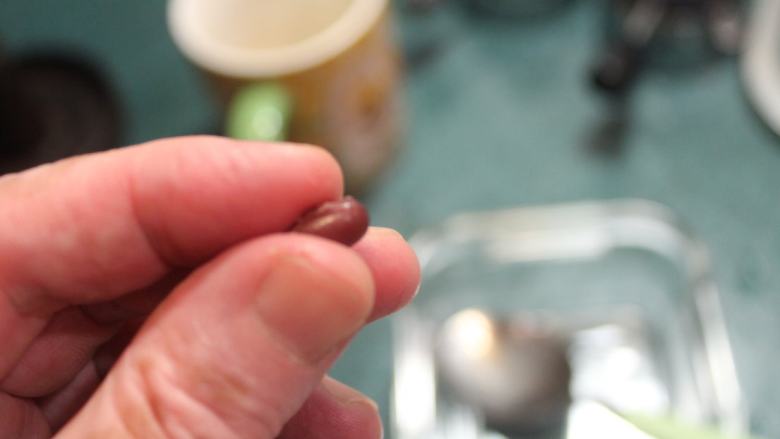 红豆饭,煮到红豆稍稍用力就可捏碎但表皮还是完整的就可以了。通常是不把红豆煮破,这是不吉利的。将红豆和汤汁分开放凉备用。