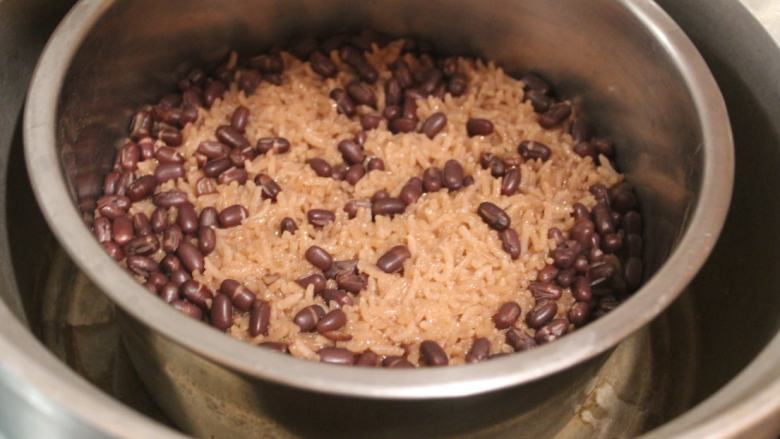 红豆饭,跳起后,焖15分钟。拌一下,再焖上几分钟。