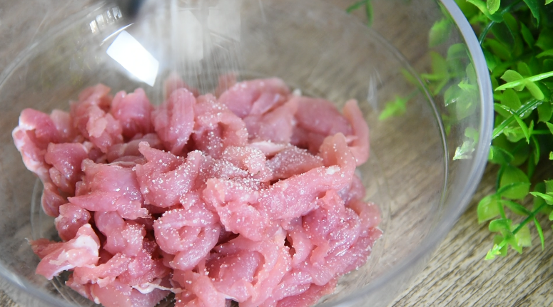 私房秘籍,如何熬出一锅美味的皮蛋瘦肉粥,倒入1g盐、3g淀粉,搅拌均匀,腌制10分钟